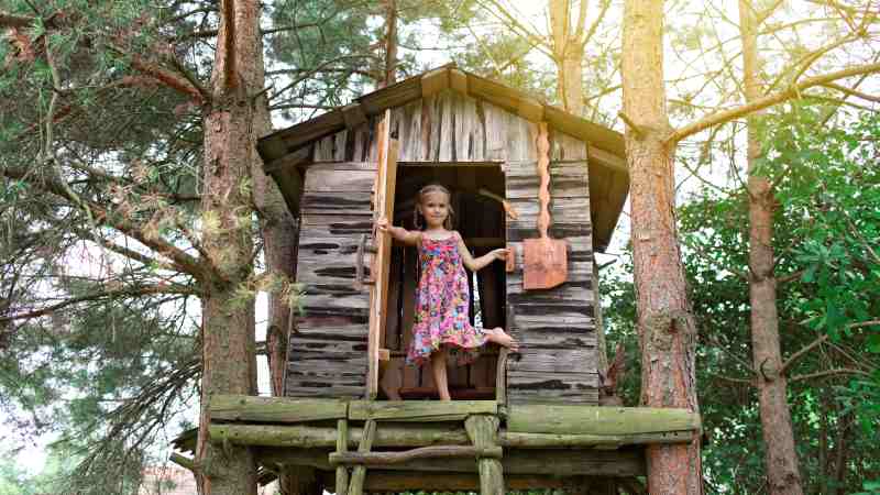 Uroczy domek dla dzieci z drewna – idealny do zabawy w ogrodzie, na drzewie lub na pniu