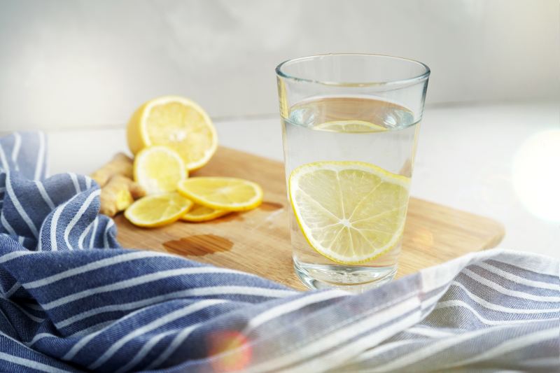 Korzyści zdrowotne płynące z picia wody z cytryną