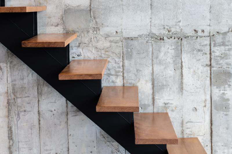 Montaż stopni drewnianych na betonowych schodach: wykończenie schodów betonowych
